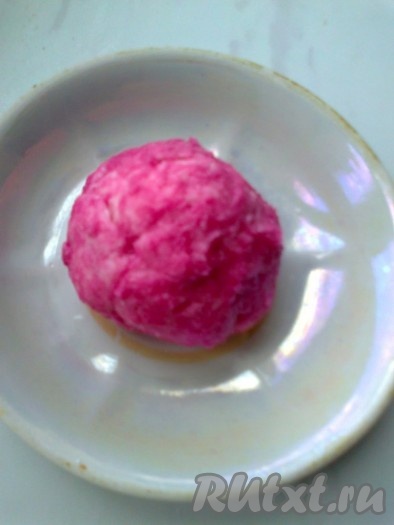 Массу разделить на две части, большую (3/4 от всей массы) и маленькую (1/4 часть от всей массы).
Смешать 1 чайную ложку сока сырой свеклы с 1 чайной ложкой сока лимона. В большую часть добавить сок свеклы и лимона,