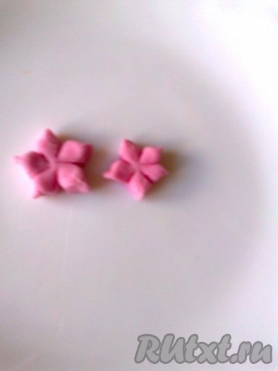 Получаем 5 лепестков. Боковые кончики каждого лепестка соединяем сверху или сзади лепестка (для скругления лепестка).