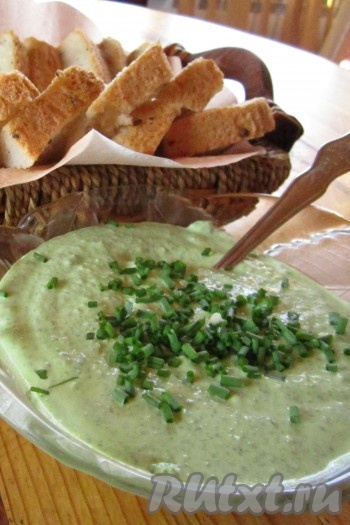 Очень вкусный и красивый творожный сыр со свежей зеленью готов!