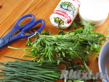 Хорошо помойте зелень и стряхните воду. Подготовьте остальные ингредиенты.