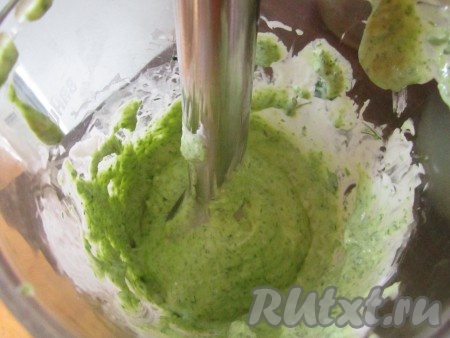 Измельчите все составляющие блендером до однородного состояния.