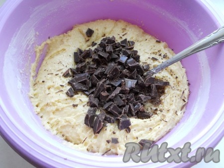 В жидкую смесь добавить сухую мучную смесь и замесить тесто, которое будет достаточно густым. Добавить рубленый шоколад или шоколадные капли. Хорошо перемешать или ложкой, или рукой.