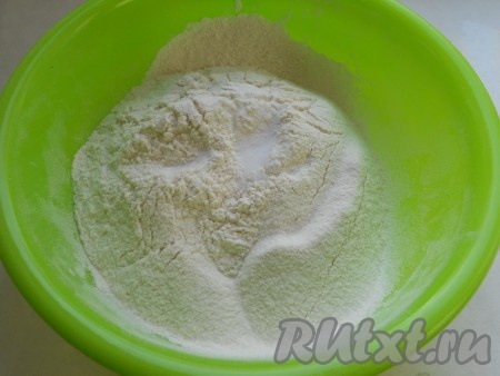 Просеянную с разрыхлителем муку смешать с солью.