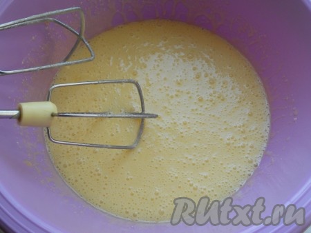 Хорошо все взбить миксером до однородной массы.