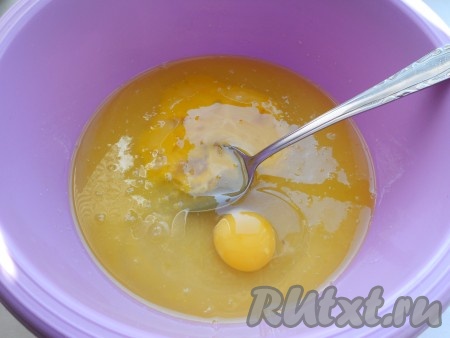 Добавить яйцо, желток, ванилин.