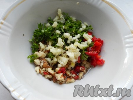 Посолить по вкусу, влить растительное масло, добавить пропущенный через пресс чеснок и хорошо перемешать, придавливая ложкой, как бы растирая все вместе. 