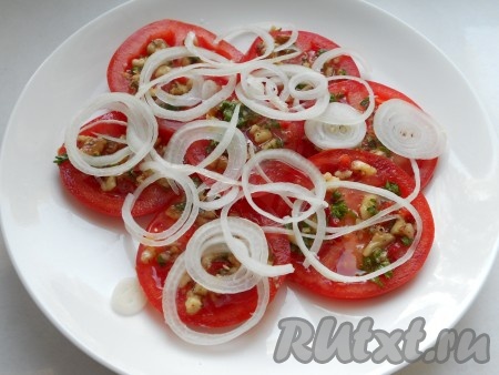 Лук порезать тонкими кольцами, выложить сверху помидоров.