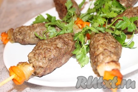 Готовые чесночные колбаски подавать со свежей зеленью, овощами.
