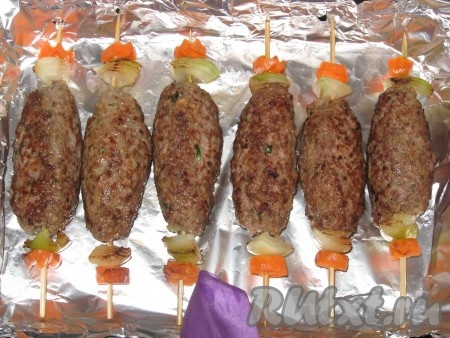 Обжаренные колбаски уложить на противень, застеленный фольгой, противень полностью закрыть фольгой и поставить в заранее разогретую до 150-160 градусов духовку на 20-30 минут.
