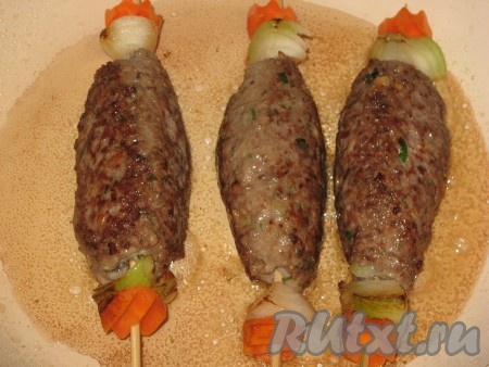 Большую сковороду разогреть с растительным маслом, выложить чесночные колбаски (сколько поместится) и обжарить их со всех сторон до румяного цвета.
