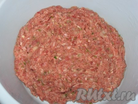 Затем взять глубокую миску и хорошенько отбить фарш - взять в руку и с силой бросить в миску - так сделать минимум 15-20 раз. Благодаря такому процессу, фарш становится более плотным, однородным, и сформированные котлеты отлично держат форму и не разваливаются! Затем фарш убрать в холодильник на 30 минут. Тем временем замочить в холодной воде деревянные шампура.
