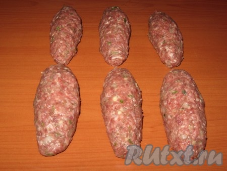 Затем фарш разделить на 6 частей (работать с фаршем руками, смоченными холодной водой или смазанными растительным маслом, так фарш не будет липнуть), придать им форму колбаски.
