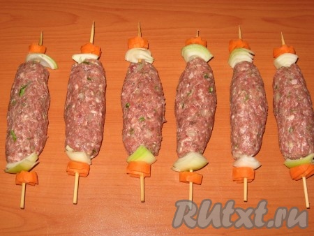 Надеть на шампур и плотно прижать. По желанию можно с двух концов шампура одеть по дольке крупно нарезанных лука и моркови.
