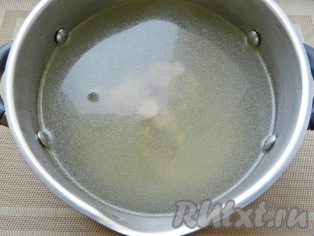 Когда бульон сварится, мясо вынуть, отделить от кости и вернуть в бульон. Посолить.