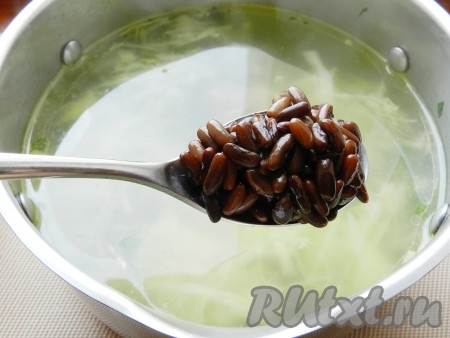 Добавить в кастрюлю фасоль, довести до кипения.