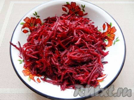 Свеклу натереть на терке.