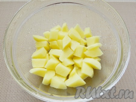 Картофель очистить и нарезать кубиками.