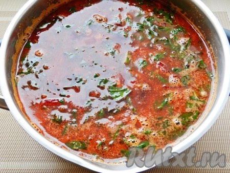 Выложить нарезанный шпинат и заправку, довести до кипения и снять с огня. Дать борщу настояться около 20 минут.
