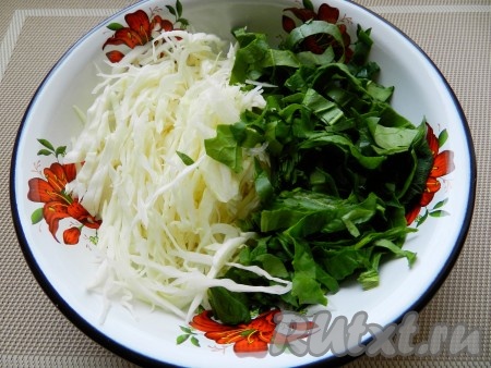 Нашинковать капусту и нарезать шпинат.