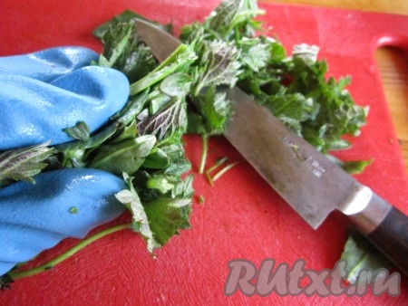 Щавель и крапиву мелко нарежьте.
