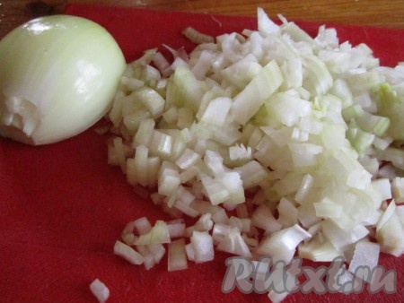 Лук - мелкими кубиками.