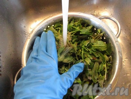 Выберите соринки и хорошо промойте.