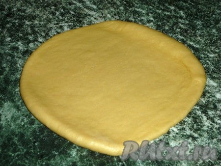 Тесто делим на две части. Каждую часть теста раскатываем в лепёшку.
