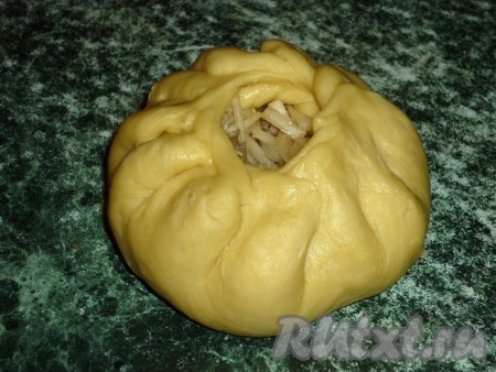 И начинаем защипывать тесто по кругу (получится пирог, напоминающий беляш).
