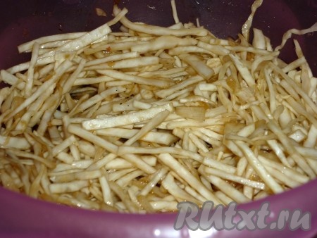 Солим, перчим, тщательно обминаем и оставляем на некоторое время, чтобы капуста промариновалась.
