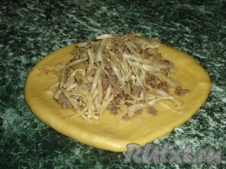 На каждую часть теста выкладываем начинку из капусты и фарша.
