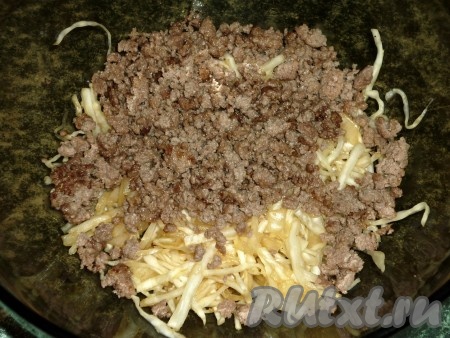 Когда подойдёт тесто, капусту, отжатую от выделившегося сока, смешиваем с обжаренным фаршем.
