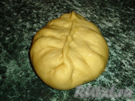 Теперь тщательно скрепляем две стороны в одну линию и оставляем на несколько минут.
