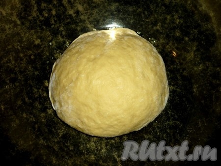 Постепенно добавляя просеянную муку, замешиваем тесто. Тесто должно стать эластичным и не липнуть к рукам. Накрываем тесто полотенцем и ставим в тёплое место, чтобы оно подошло. Поднявшееся тесто обминаем и опять ставим в тёплое место, чтобы оно ещё раз подошло (в общей сложности на поднятие теста понадобится примерно 1 час).
