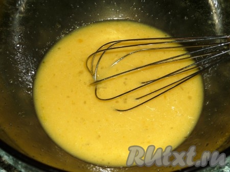 Разводим дрожжи в тёплом молоке. В другой ёмкости смешиваем яйцо, соль, сахар и растительное масло. Полученную яичную массу смешиваем с разведенными дрожжами.
