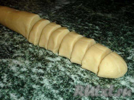 Отдохнувшее тесто делим на части. Из каждой части теста формируем колбаску диаметром 3 сантиметра и нарезаем её на кусочки.