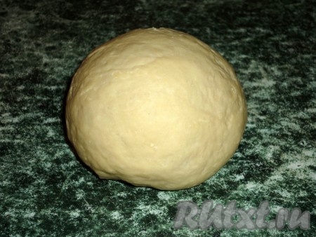 Прежде всего нужно замесить тесто для вареников, для этого в глубокой миске нужно взбить яйца вилкой до однородности, затем влить воду и перемешать. В получившуюся смесь частями всыпать просеянную муку, перемешивая тесто сперва ложкой, а затем продолжить замешивать руками. Добавляя муку, учитывайте, что тесто для вареников должно получиться мягким, нежным и практически не липнуть к рукам.