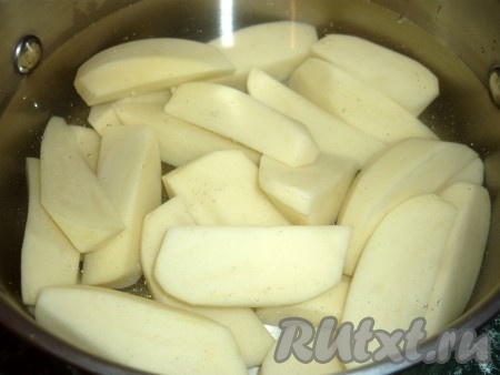 Тесто заворачиваем в пищевую плёнку и оставляем минут на 20 при комнатной температуре. Пока отдыхает тесто, очищенную картошку заливаем холодной водой, ставим на огонь, после закипания солим и варим на небольшом огне до готовности (примерно 20-25 минут с момента закипания).