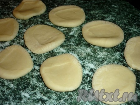 Каждый отрезанный кусочек теста раскатываем в лепёшку диаметром 5-7 сантиметров.