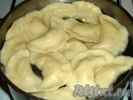 Вареники кладём в кипящую подсоленную воду и готовим с момента закипания на небольшом огне 5-7 минут.