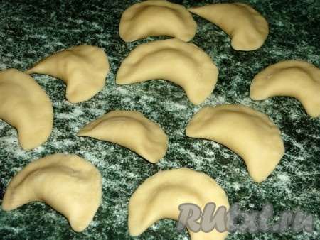 В центр лепёшки кладём немного начинки из варёной картошки и лука, затем плотно скрепляем края лепёшки, формируя вареник. Аналогично лепим все вареники.