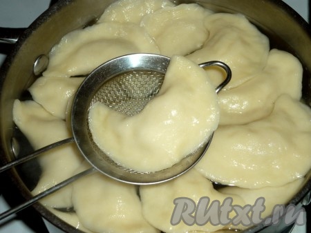 Вареники кладём в кипящую подсоленную воду и готовим с момента закипания на небольшом огне 5-7 минут.