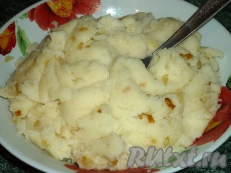 После того как картошка сварится до готовности (будет легко прокалываться вилкой), сливаем лишнюю воду. Картофель пюрируем при помощи толкушки, добавляем обжаренный лук (я добавила половину обжаренного лука, а оставшийся лук подала с готовыми варениками), если нужно, подсаливаем, тщательно перемешиваем и начинка для вареников готова, даём остыть. Начинка не должна быть жидкой, она должна напоминать картофельное пюре средней густоты.