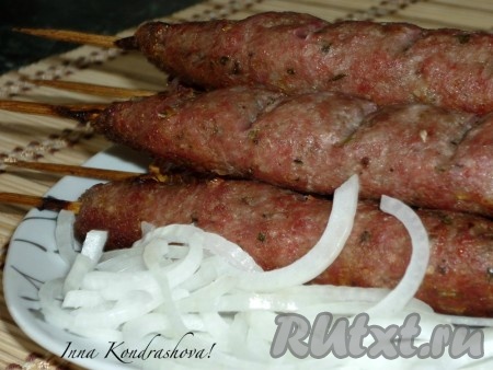 Вкусные, сочные люля-кебабы из свинины достаём из духовки и прямо на шпажках в горячем виде подаём к столу, дополнив маринованным луком и аджикой.