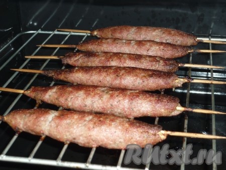 Запекаем люля-кебабы минут 20-25.