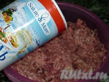 Свинину моем, обсушиваем. Лук и чеснок очищаем. Свинину, лук и чеснок перекручиваем 2 раза на мясорубке. В получившийся фарш всыпаем соль, специи (я в качестве специй добавила чёрный молотый перец и&nbsp;1 чайную ложку итальянских трав), очень тщательно вымешиваем и кладём в морозилку минут на 15.