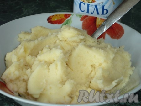 Когда картофель сварится, сливаем воду. Разминаем картошку толкушкой до получения пюре, затем добавляем сливочное масло, снова разминаем. В получившееся картофельное пюре вбиваем яйцо, разминаем, если нужно, досаливаем по вкусу. Картофельное пюре должно получиться однородным, без комочков (если пюре получается очень густым, можно добавить немного молока).