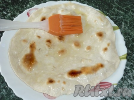 Приготовленную лепёшку смазываем растопленным сливочным маслом.