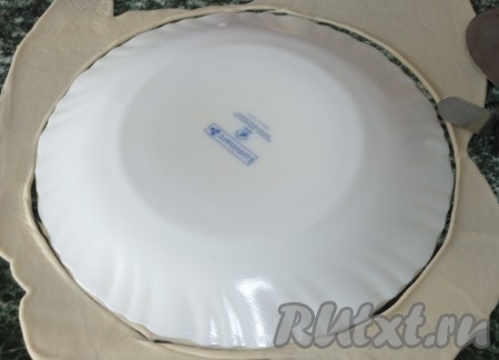 Тесто делим на небольшие равные кусочки. Каждый кусочек теста на присыпанной мукой поверхности тонко раскатываем скалкой, затем прикладываем тарелку и вырезаем круг. Круг нужно вырезать по размеру сковороды, на которой будете жарить лепёшку "Кыстыбый".