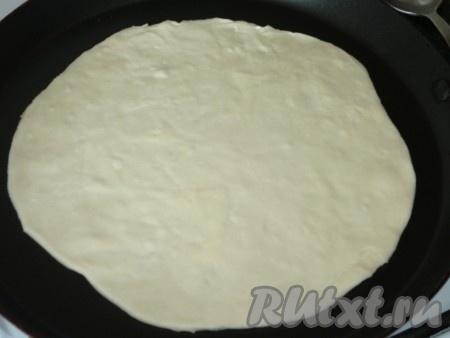 Хорошо разогреваем сухую (то есть не смазанную маслом) сковороду. Выкладываем на сковороду лепёшку, жарим её на умеренном огне до подрумянивания снизу.