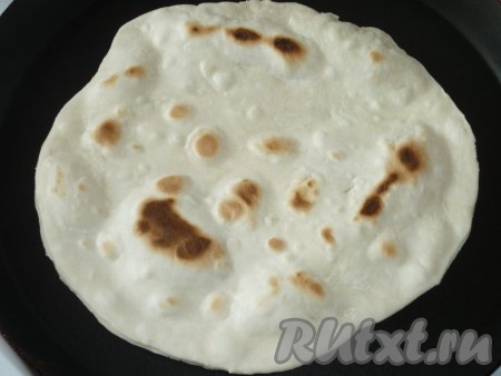 Затем лепёшку переворачиваем и жарим до подрумянивания с другой стороны. 